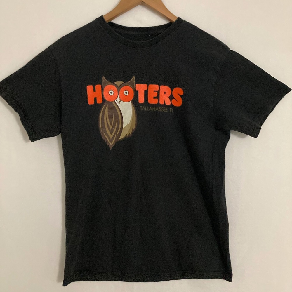 Hooters‎ Restaurant Tallahassee Shirt Fits Like Adult M Owl Destination Tee